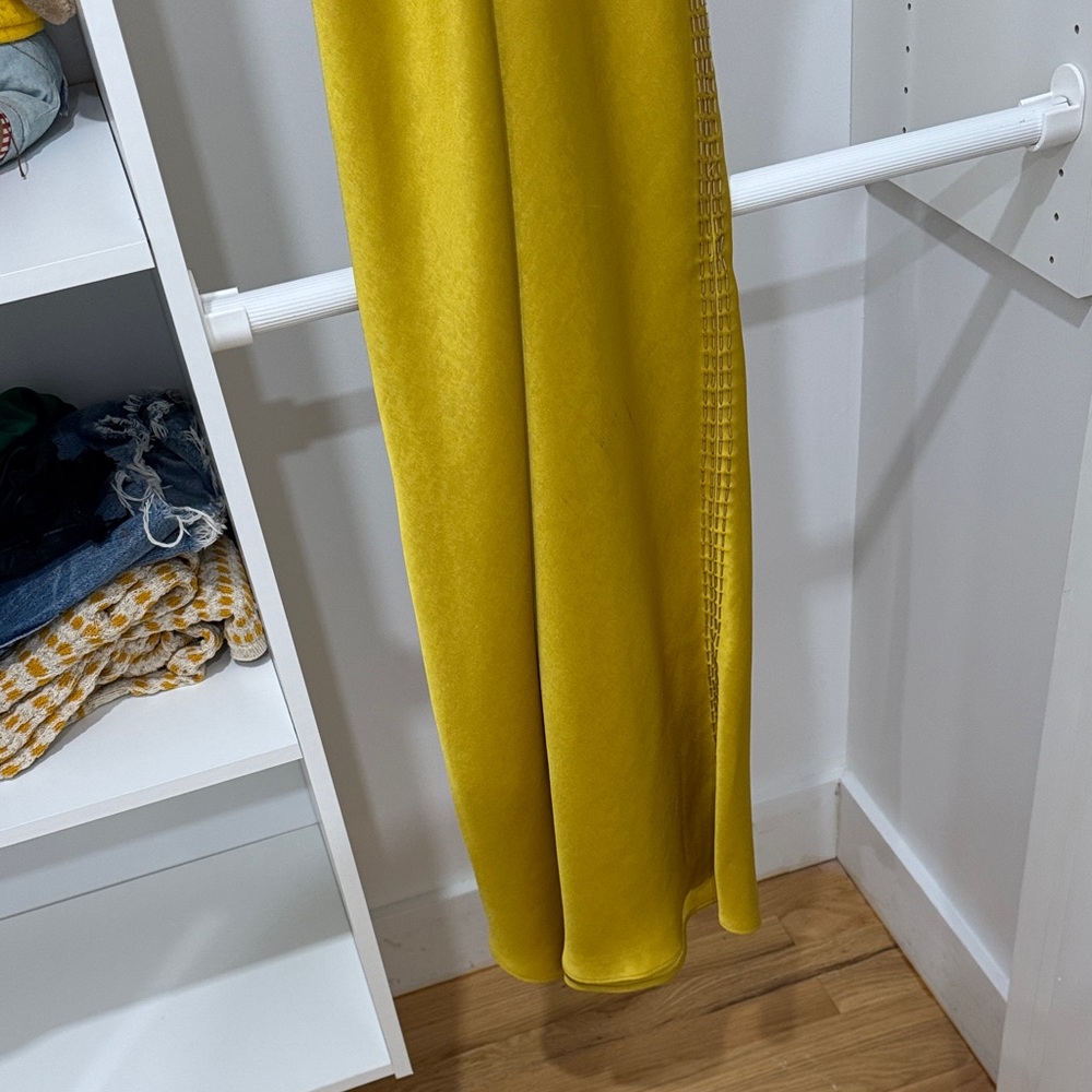 Elegant Yellow Sleeveless Dress - Picture 4 of 5